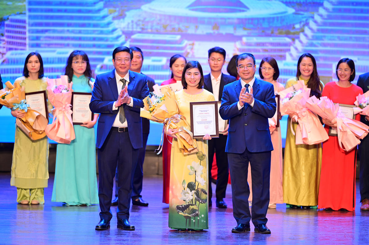 Lãnh đạo TP Hải Phòng trao giải Nhất thuộc cho tác giả Vũ Thị Yến (UBND xã Hùng Thắng).&nbsp;