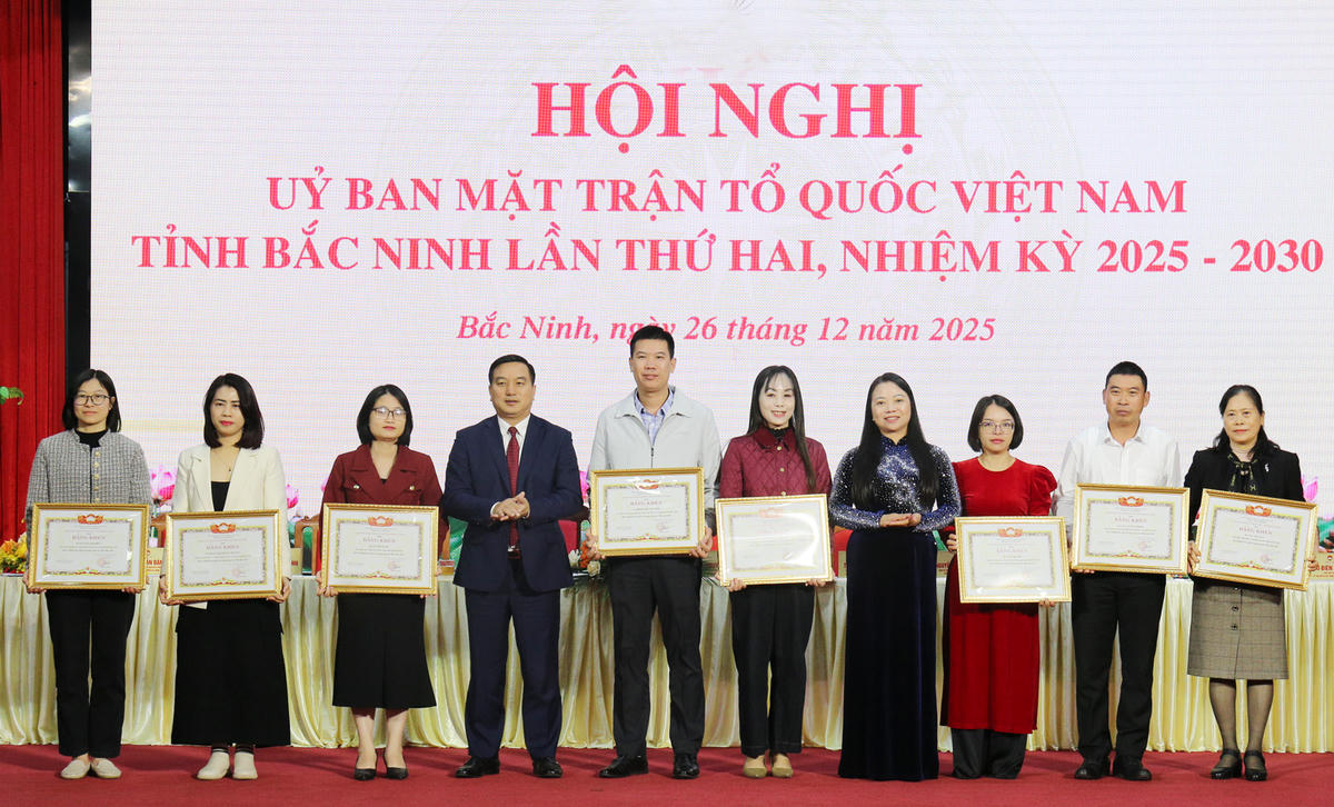 Lãnh đạo Ủy ban MTTQ tỉnh Bắc Ninh trao Bằng khen của cho các cá nhân tiêu biểu.