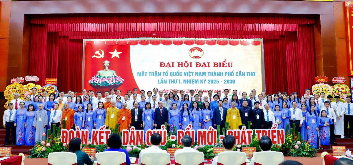 116 Ủy viên Ủy ban MTTQ Việt Nam thành phố Cần Thơ khóa I,
nhiệm kỳ 2025 – 2030 ra mắt Đại hội. (ảnh: MTTQ).