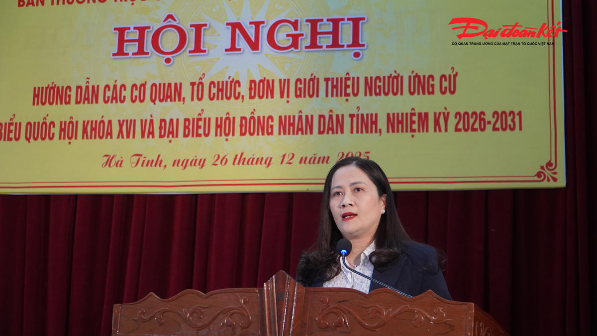 Phó Chủ tịch Ủy ban MTTQ Việt Nam tỉnh Hà Tĩnh Phạm Thị Thu Hà trao đổi tại hội nghị. Ảnh: HN.