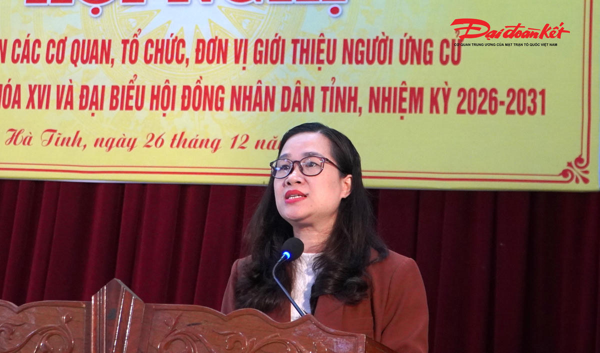 Bà Trần Thị Kim - Trưởng phòng Cải cách hành chính và văn thư lưu trữ, Sở Nội vụ Hà Tĩnh hướng dẫn hồ sơ ứng cử và việc kê khai tài sản thu nhập trong hồ sơ ứng cử. Ảnh: HN.