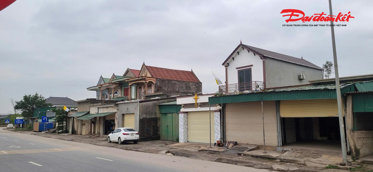 Riêng 23 hộ bám mặt đường quốc lộ 1, do cách bãi rác xa hơn, nên chưa được bố trí tái định cư. Ảnh: ĐB