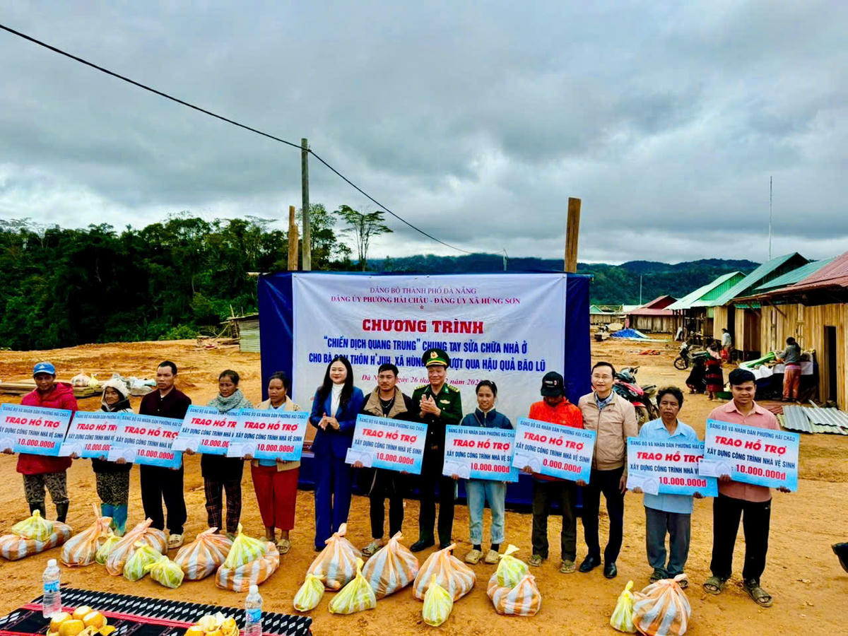 Từ trái qua: bà Cao Thị Huyền Trân, Bí thư Đảng ủy phường; Thượng tá Văn Đức Trường, Chính trị viên Biên phòng cửa khẩu Cảng Đà Nẵng; ông Nguyễn Phước Tâm, Phó Chủ tịch Mặt trận phường, Chủ tịch Hội Nông dân phường Hải Châu trao hỗ trợ các hộ dân. Ảnh: Parai.