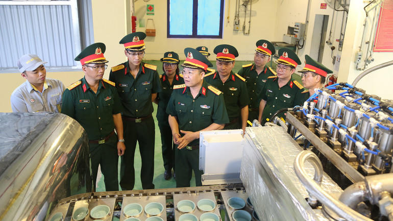 Nhà máy Z113 nghiên cứu thiết kế, chế tạo thành công thiết bị dây chuyền sản xuất tiên tiến, kịp thời đáp ứng yêu cầu xuất khẩu. Ảnh: Đức Thắng