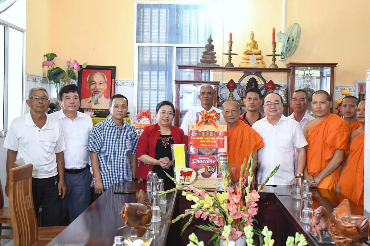 Bà Hồ Thị Cẩm Đào - Phó Bí thư Thành ủy, Chủ tịch Ủy ban MTTQ Việt Nam TP Cần Thơ và ông Trần Văn Chính - Phó Chủ tịch Thường trực Ủy ban MTTQ Việt Nam thành phố đến thăm, tặng quà trụ trì cùng Ban Quản trị chùa Khleang nhân lễ Sene Đolta năm 2025. (ảnh: MTTQ).