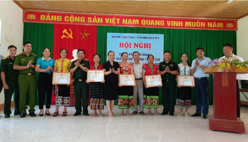 Qua các lớp học đã giúp hàng trăm người dân thoát được nạn mù chữ. Ảnh: NVCC