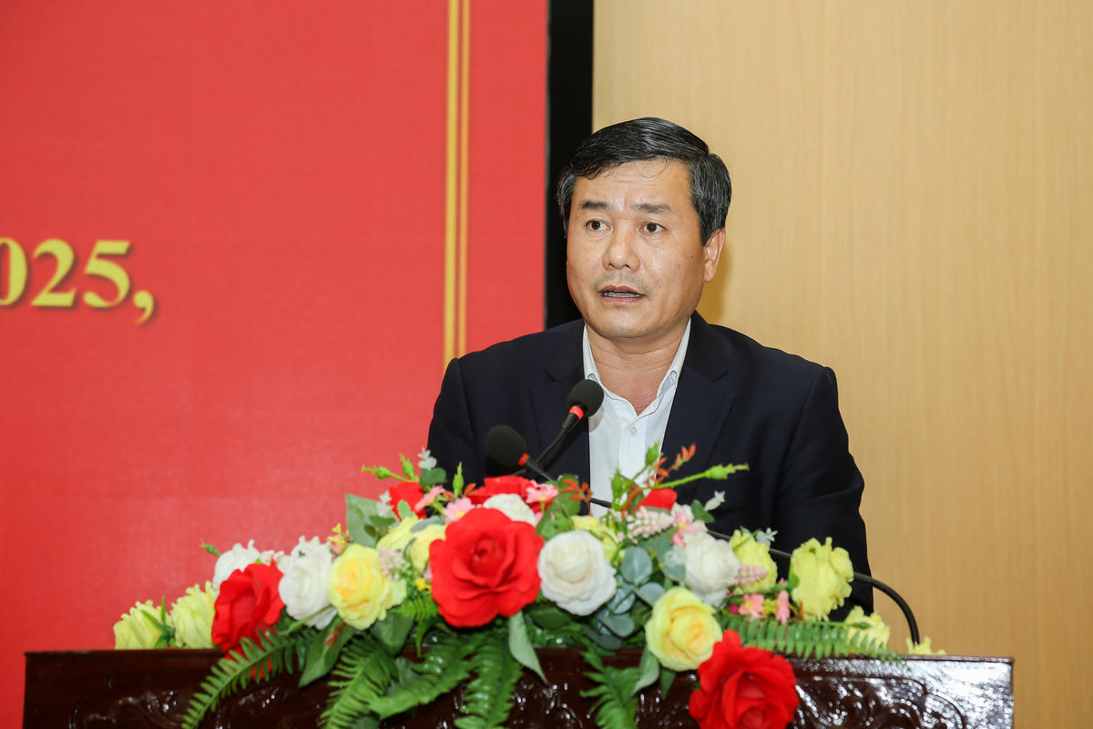 Phó Trưởng Ban Tuyên giáo và Dân vận Tỉnh ủy Phạm Văn Tuấn báo cáo tình hình công tác báo chí trong tỉnh năm 2025. Ảnh: Đình Minh