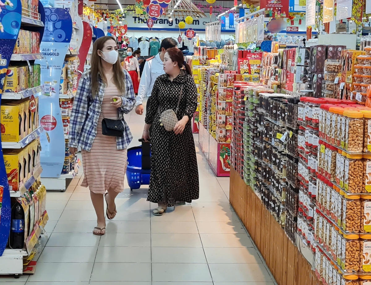 Siêu thị Co.opmart Bạc Liêu dồi dào hàng hoá phục vụ người dân mua sắm Tết. Ảnh: Nguyên Du