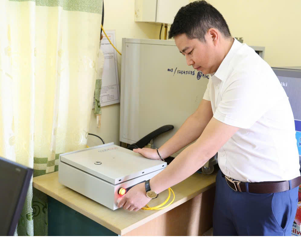 Cán bộ Phòng Văn hóa xã Gia Phù vận hành loa truyền thanh cơ sở. Ảnh: baosonla.vn