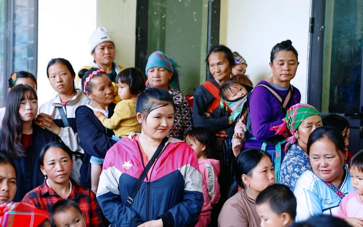 Người dân xã Trung Lý nghe tuyên truyền về việc phòng chống tảo hôn, hôn nhân cận huyết. Ảnh: Hoàng Anh