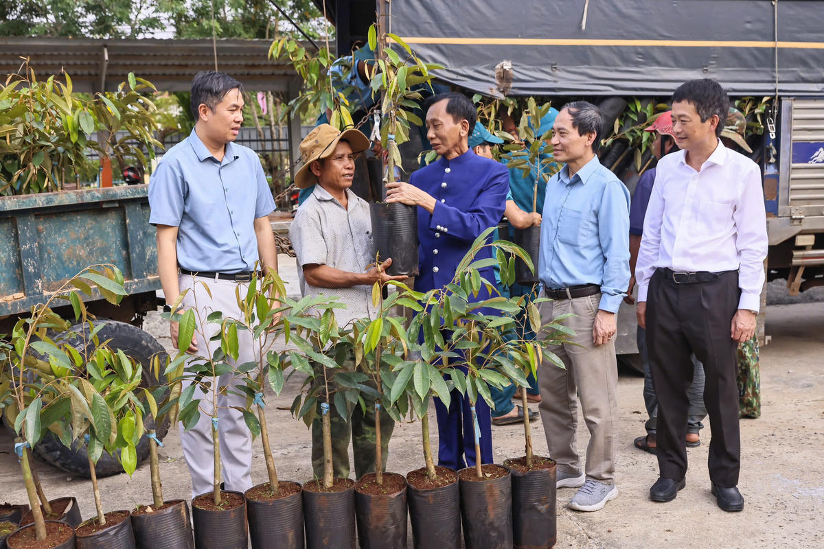 Hiệp sĩ Đại Thánh giá Lê Đức Thịnh và các bạn đồng hành trao tặng giống cây sầu riêng cho đồng bào dân tộc tại Quảng Ngãi. Ảnh: Quang Vinh.