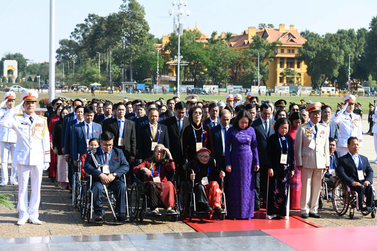 Phó Chủ tịch nước Võ Thị Ánh Xuân cùng các đại biểu thành kính tưởng niệm Chủ tịch Hồ Chí Minh. Ảnh: Quang Vinh