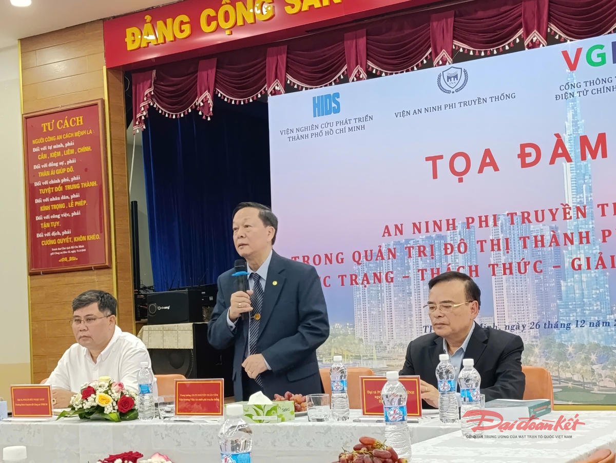 Trung tướng, GS.TS Nguyễn Xuân Yêm, Viện trưởng Viện An ninh phi truyền thống chủ trì tọa đàm. Ảnh: Hồng Phúc.