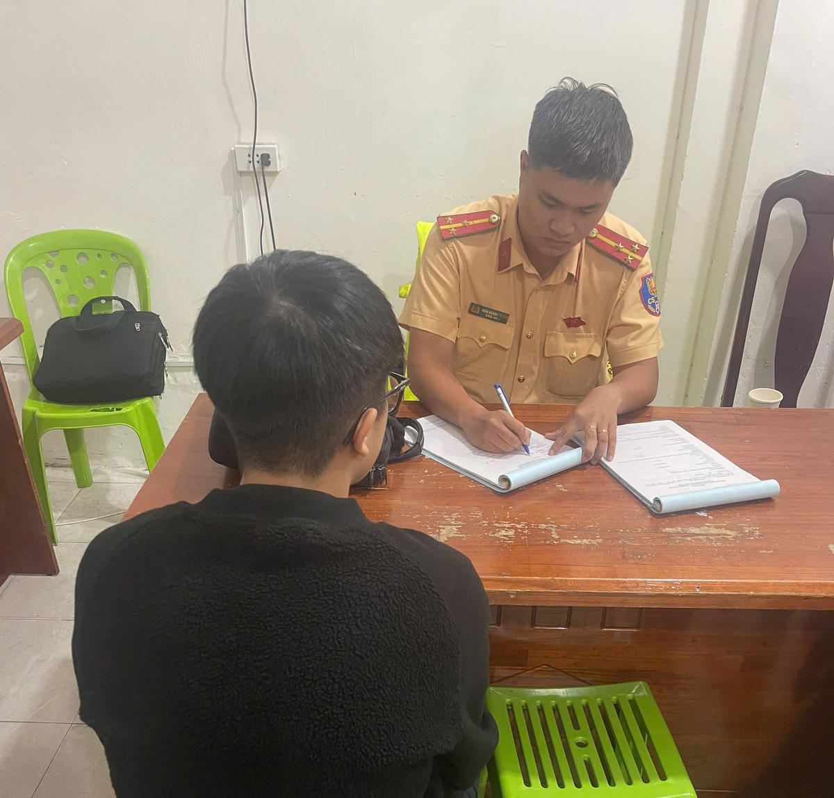 Lực lượng Công an Đà Nẵng làm việc với thanh niên vi phạm giao thông. Ảnh: CV.