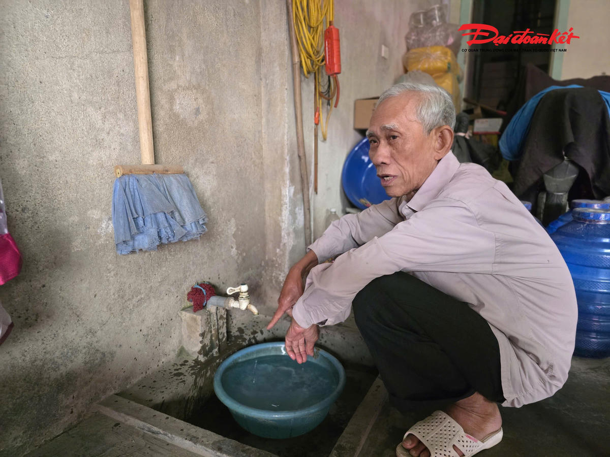 Ngoài ô nhiễm về không khí, theo ông Nguyễn Văn Xúy (73 tuổi) trú xóm 2, xã Hải Lộc, nguồn nước ngầm cũng bị ô nhiễm không thể sử dụng cho ăn, uống. Ảnh: ĐB