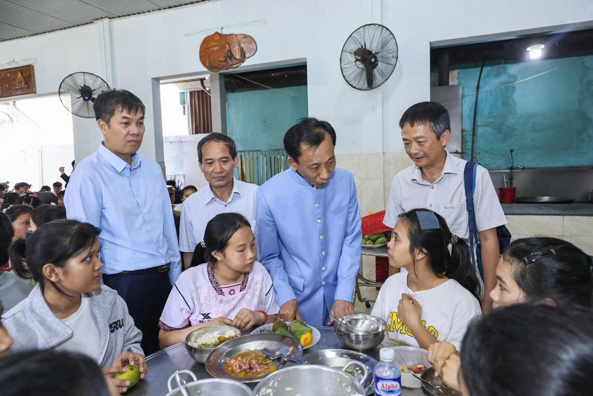 Hiệp sĩ Lê Đức Thịnh và các bạn đồng hành thăm hỏi những em nhỏ người đồng bào dân tộc đang được các sơ thuộc dòng Đức Maria Nữ vương Hòa Bình ở Đắk Lắk nuôi dưỡng, chăm sóc. Ảnh: Quang Vinh. 