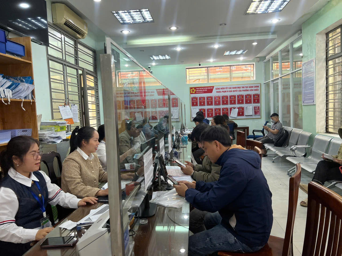 Giải quyết thủ tục hành chính tại phường Liên Chiểu. Ảnh: Phạm Bình. 