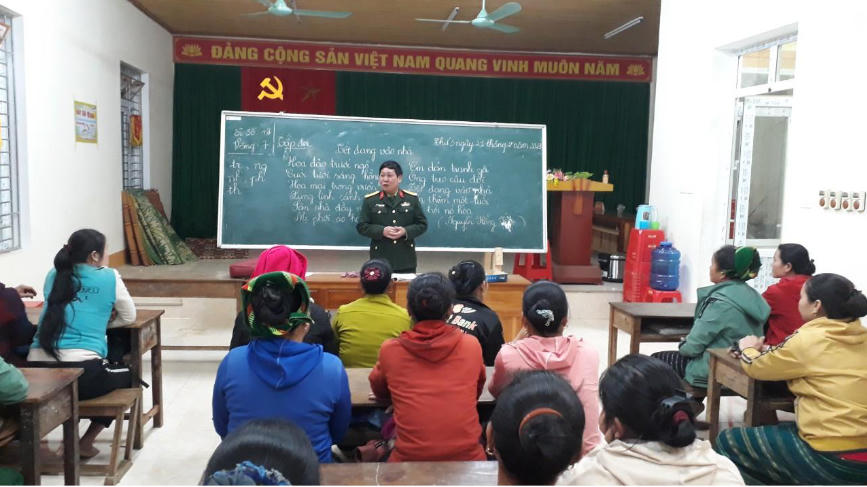 Hàng trăm người dân đã được xóa mù chữ và phổ biến kiến thức khoa học kỹ thuật. Ảnh: NVCC