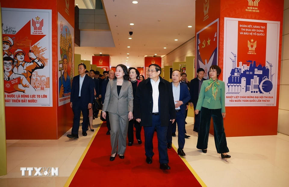 Thủ tướng Phạm Minh Chính kiểm tra khu trưng bày ảnh về phong trào thi đua yêu nước qua các thời kỳ do Thông tấn xã Việt Nam thực hiện. (Ảnh: Dương Giang/TTXVN).