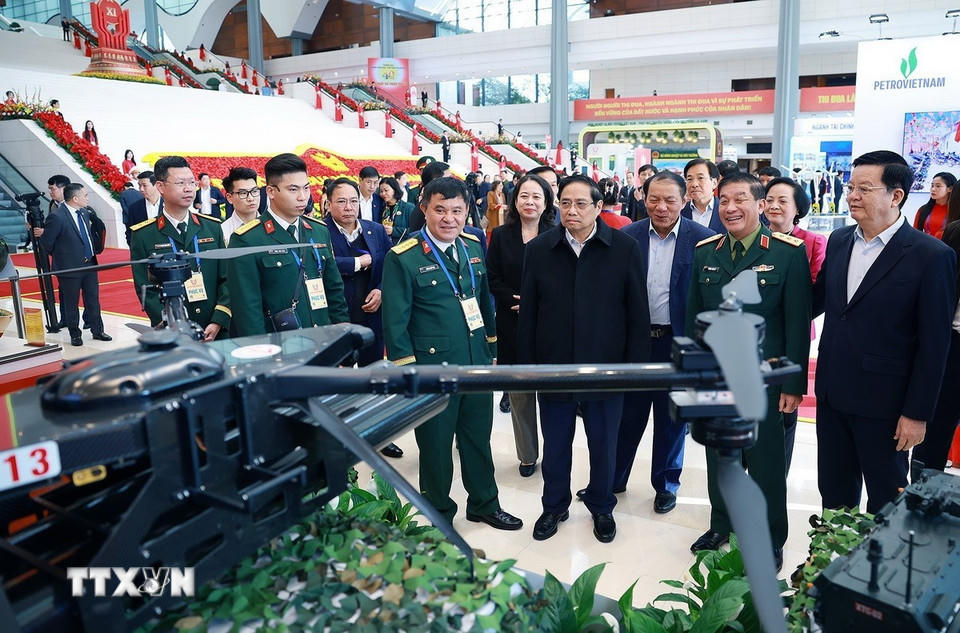 Thủ tướng Phạm Minh Chính kiểm tra khu trưng bày khí tài quân sự. (Ảnh: Dương Giang/TTXVN).