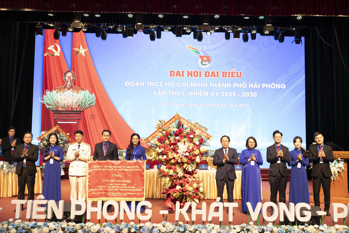 Bí thư Thành uỷ Hải Phòng trao tặng bức trướng của Thành uỷ - HĐND - UBND - Uỷ ban MTTQ Việt Nam thành phố cho tuổi trẻ Hải Phòng. Ảnh: PT.