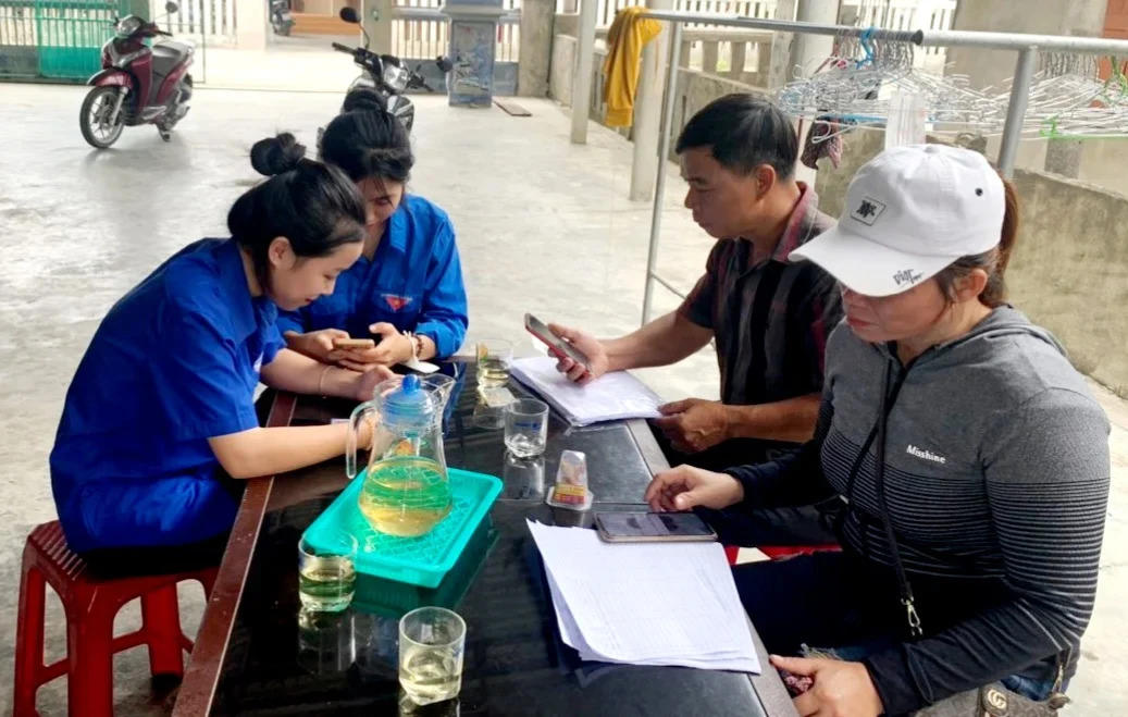 Các tổ công nghệ số cộng đồng trên địa bàn xã Vinh Lộc đã phát huy vai trò cầu nối giữa người dân và chuyển đổi số. Ảnh: DV