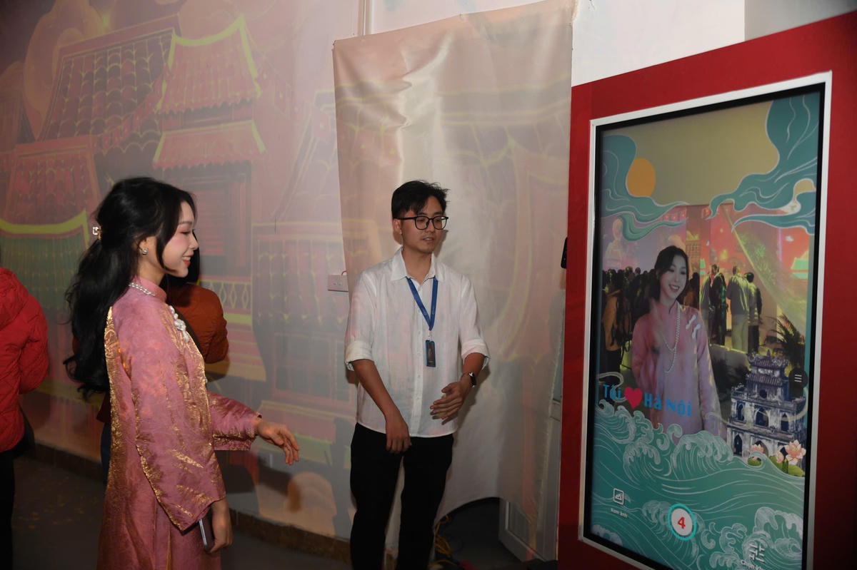 Công chúng trải nghiệm chụp ảnh với những di sản của Thủ đô. Ảnh: Phạm Sỹ.