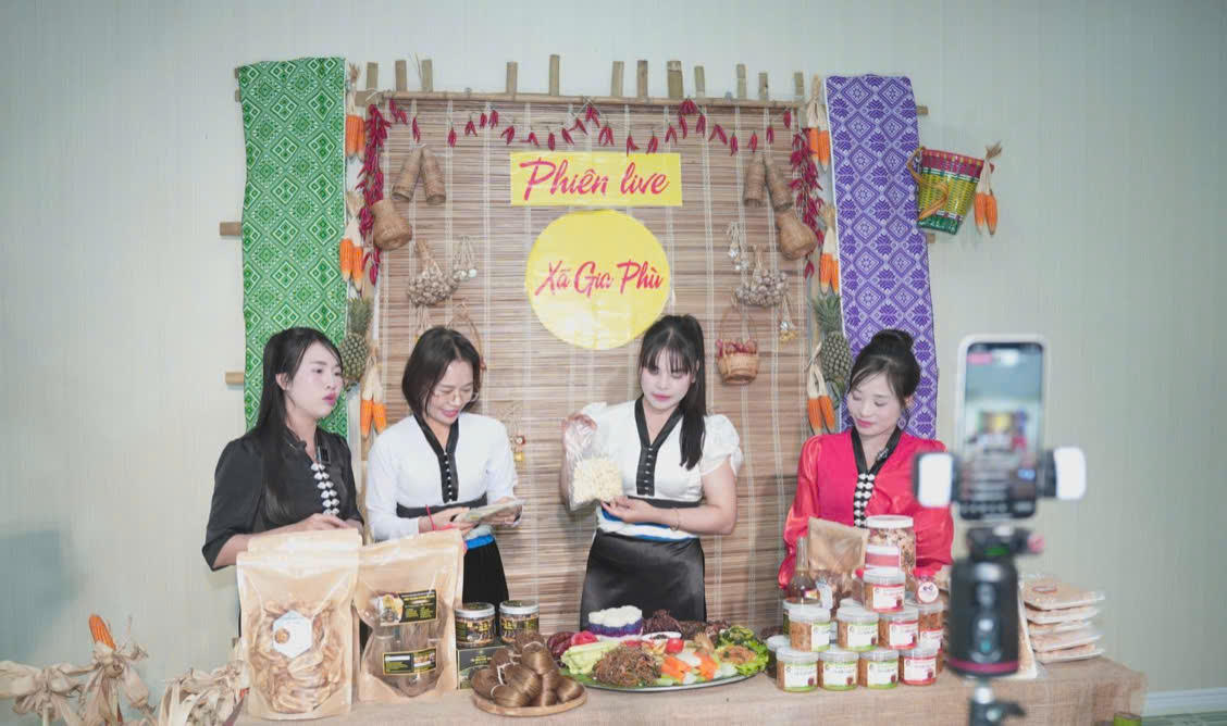 Cán bộ xã Gia Phù và các hợp tác xã tham gia quảng bá tiêu thụ sản phẩm OCOP nhằm đảm bảo đầu ra cho sản phẩm của địa phương. Ảnh: baosonla.vn. 