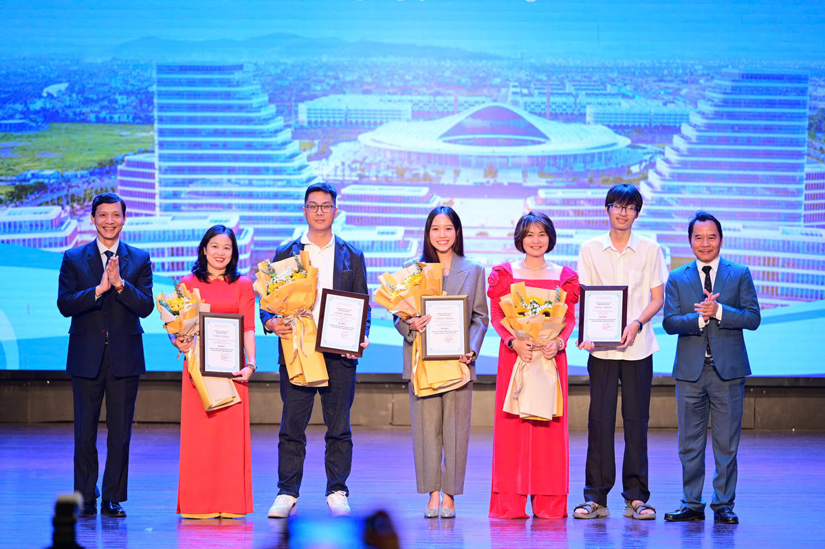 Các tác giả, nhóm tác giả nhận giải C được trao thưởng. Ảnh: ĐT.&nbsp;