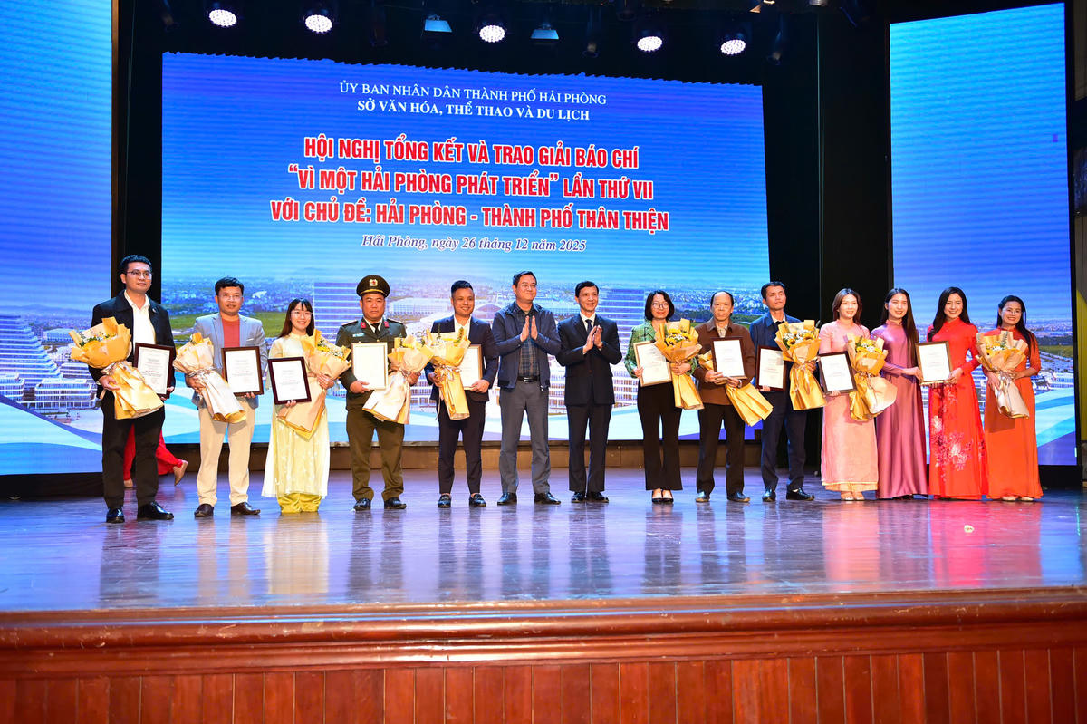 Đại diện Ban tổ chức trao thưởng cho các tác giả, nhóm tác giả nhận giải Khuyến khích. Ảnh: ĐT.&nbsp;