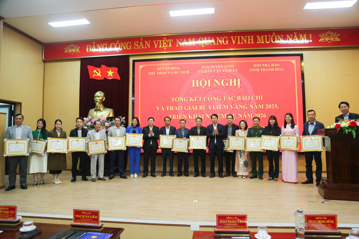 16 cá nhân có thành tích xuất sắc trong hoạt động báo chí, xuất bản năm 2025 được nhận bằng khen của Chủ tịch UBND tỉnh. Ảnh: Đình Minh