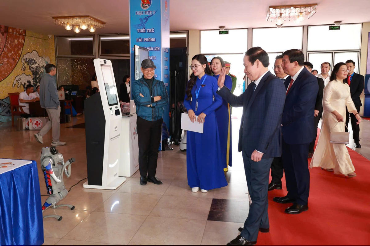 Bí thư Thành uỷ Hải Phòng Lê Tiến Châu tham quan gian hàng trải nghiệm công nghệ số tại Đại hội. Ảnh: BN.&nbsp;