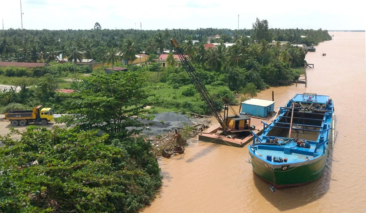 Là địa bàn ven sông, Bến Tre chú trọng bảo đảm sản xuất và đời sống dân sinh. Ảnh: Thanh Bạch.