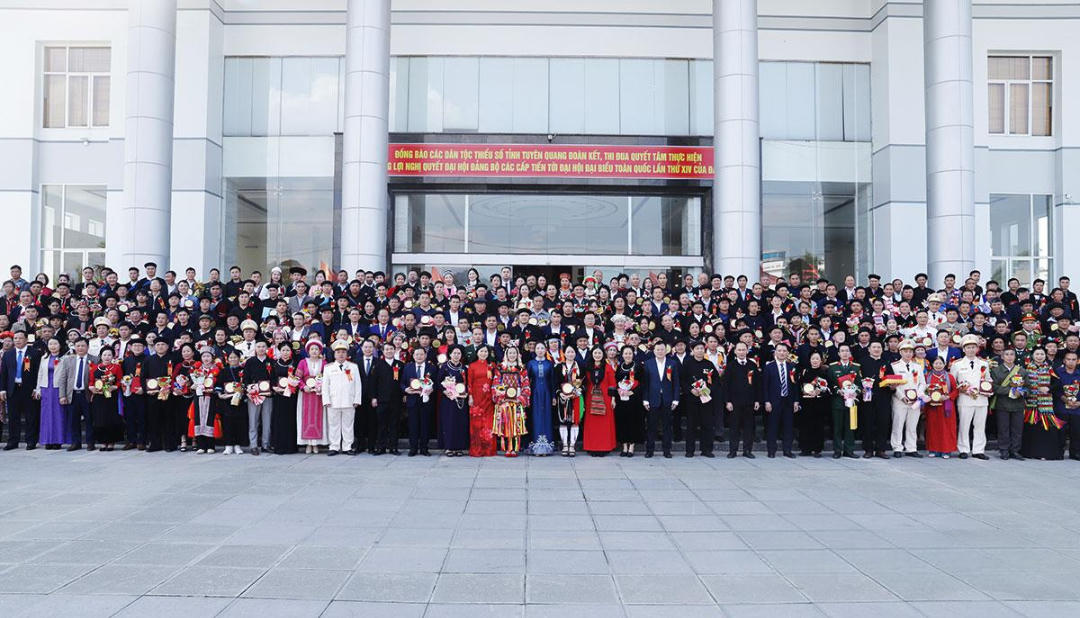 Lãnh đạo tỉnh Tuyên Quang chụp ảnh lưu niệm cùng 300 điển hình tiên tiến. Ảnh: Xuân Trường.