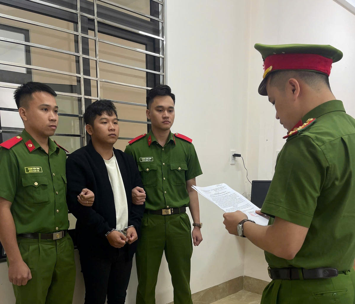 Đối tượng Nguyễn Quang Phin tại cơ quan điều tra. Ảnh: CV.