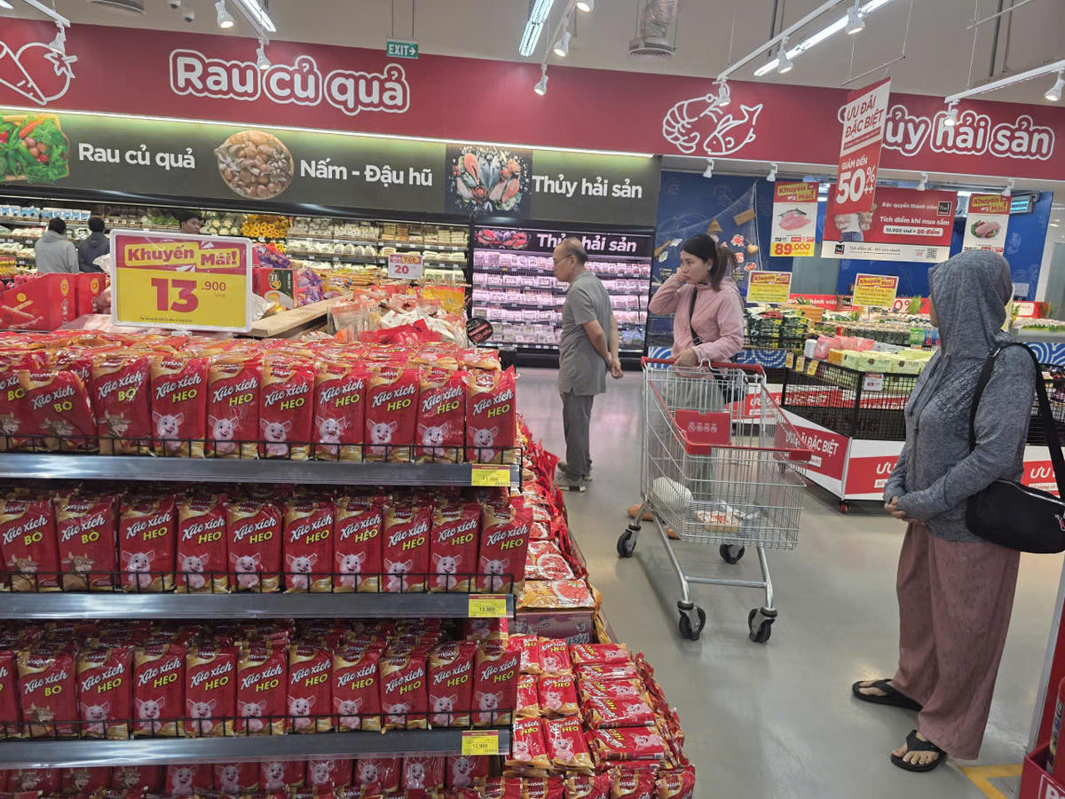 Siêu thị GO! Bạc Liêu chuẩn bị hàng hoá phục vụ thị trường Tết. Ảnh: Nguyên Du