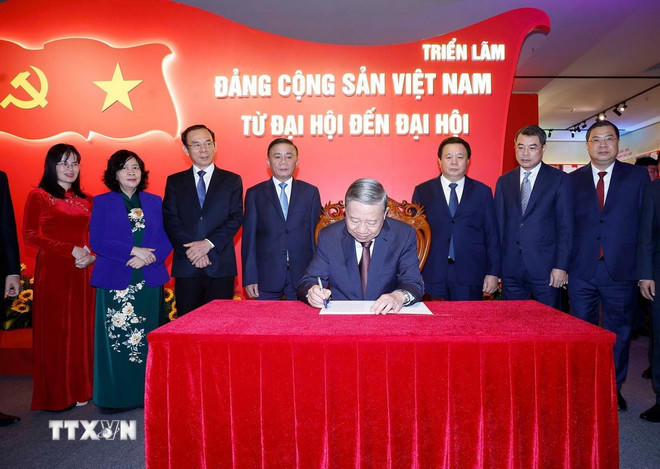 Tổng Bí thư Tô Lâm ghi lưu bút tại triển lãm Đảng Cộng sản Việt Nam từ Đại hội đến Đại hội. (Ảnh: Thống Nhất/TTXVN)