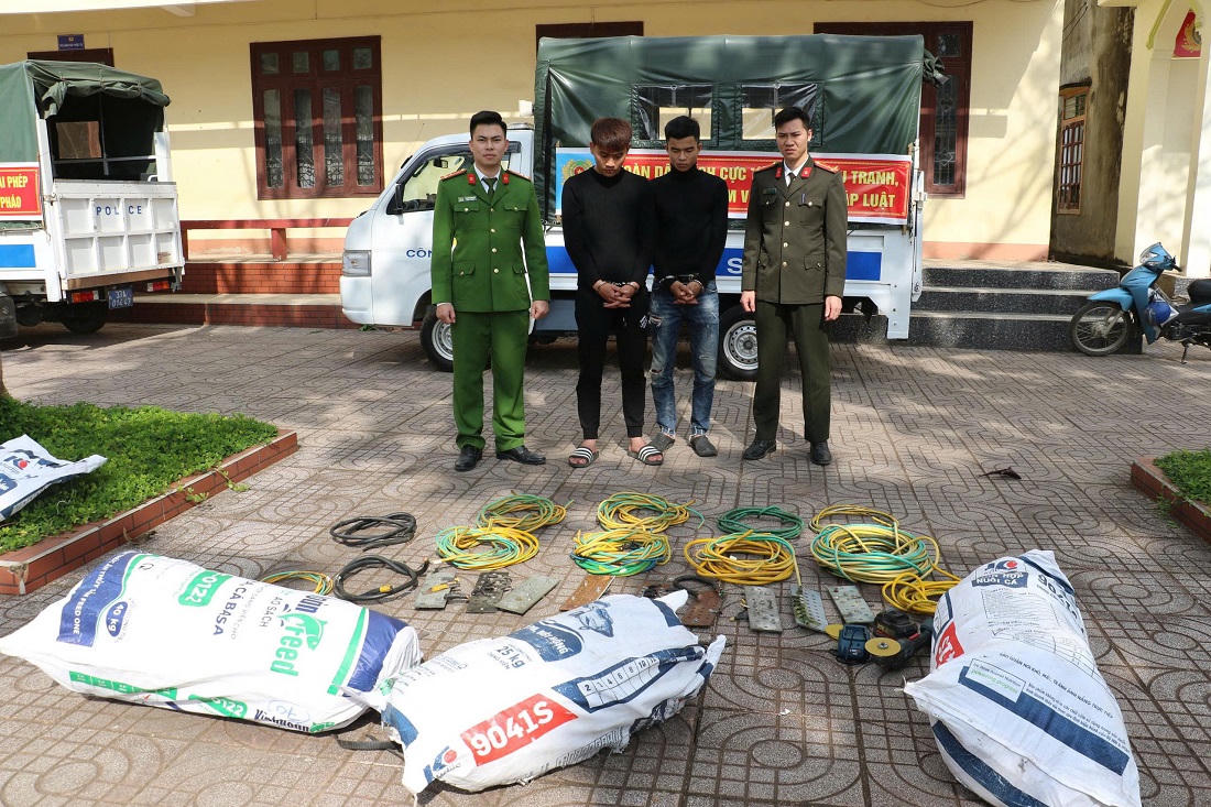 Đối tượng Bùi Văn Hội và Bùi Phúc Tráng cùng tang vật vụ án. Ảnh: Công an tỉnh Nghệ An