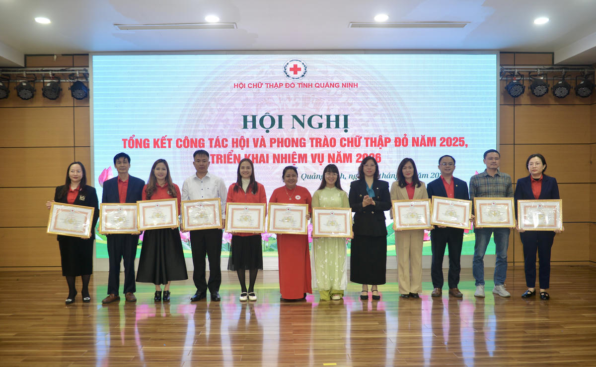 Bà Đào Thị Hải Yến, Phó Chủ tịch Hội CTĐ tỉnh Quảng Ninh trao tặng Giấy khen cho các cá nhân có thành tích xuất sắc trong tuyên truyền về hoạt động công tác Hội và phong trào CTĐ năm 2025, trong đó có phóng viên Báo Đại đoàn kết.