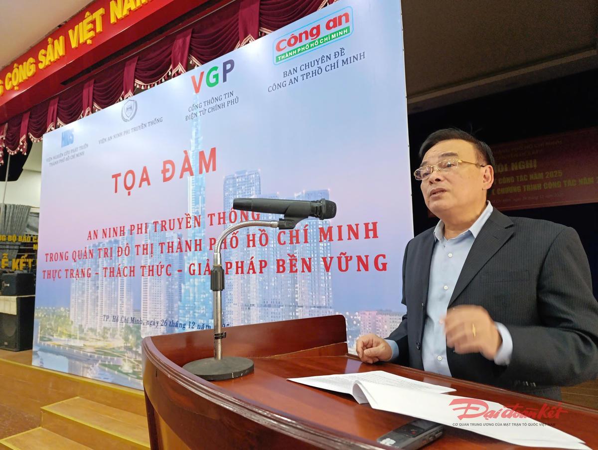 Đại tá, PGS.TS Lê Kim Bình, Học viện Cảnh sát Nhân dân (Bộ Công an) phát biểu đề dẫn tại buổi tọa đàm. Ảnh: Hồng Phúc.