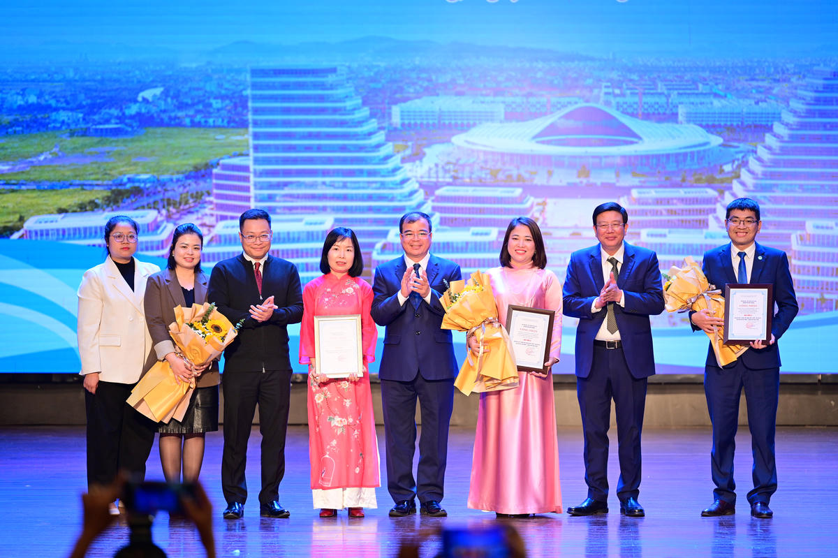 Lãnh đạo UBND TP Hải Phòng trao giải cho các tác giả, nhóm tác giả nhận giải A. Ảnh: ĐT.&nbsp;