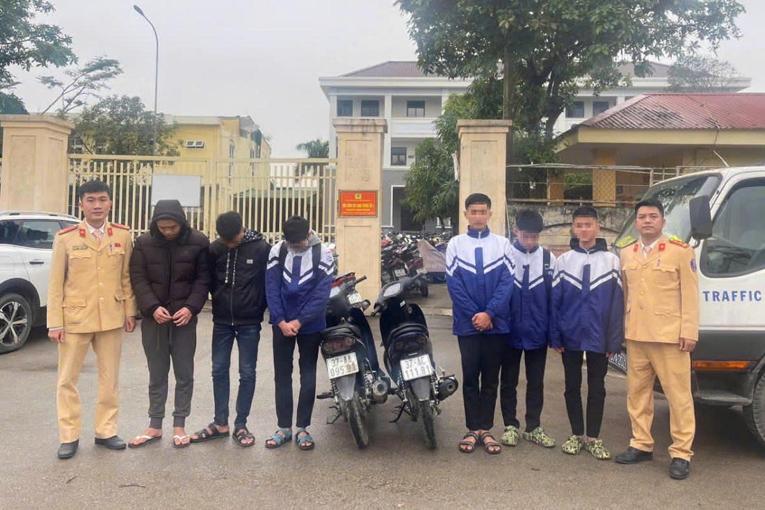 Các đối tượng cùng phương tiện vi phạm. Ảnh: Công an tỉnh Nghệ An
