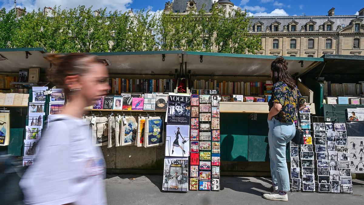 Sách cũ được bày bán tại các quầy hàng dọc bờ sông Seine ở Paris. Nguồn: Getty Images.