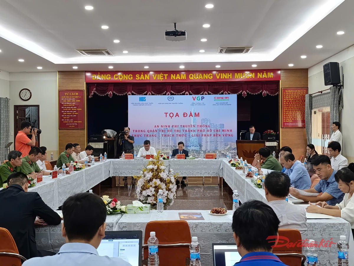 Quang cảnh buổi tọa đàm. Ảnh: Hồng Phúc.