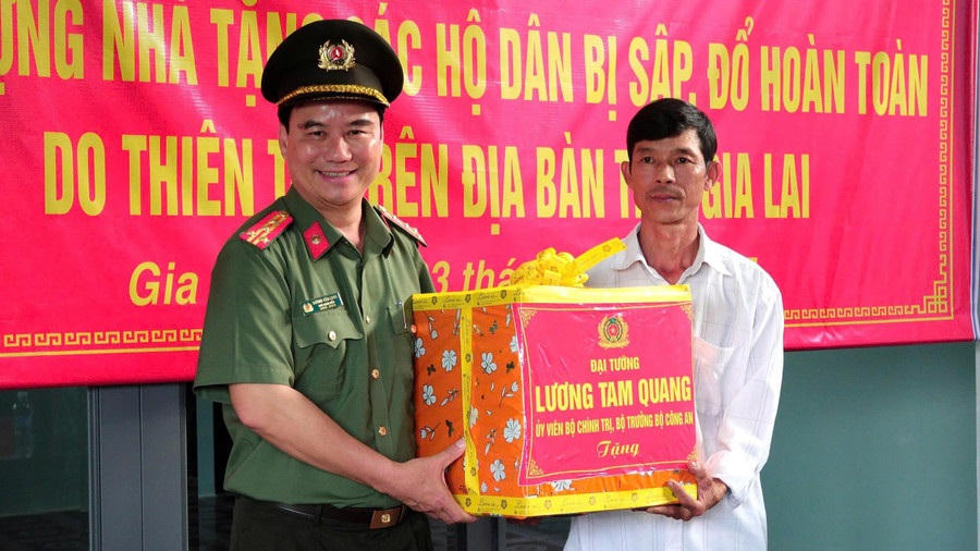 Thừa ủy quyền, Đại tá Dương Văn Long, Phó Giám đốc Công an tỉnh Gia Lai trao quà của Đại tướng Lương Tam Quang,&nbsp; Bộ trưởng Bộ Công an cho gia đình ông Trần Thanh Thuận. Ảnh: CV.