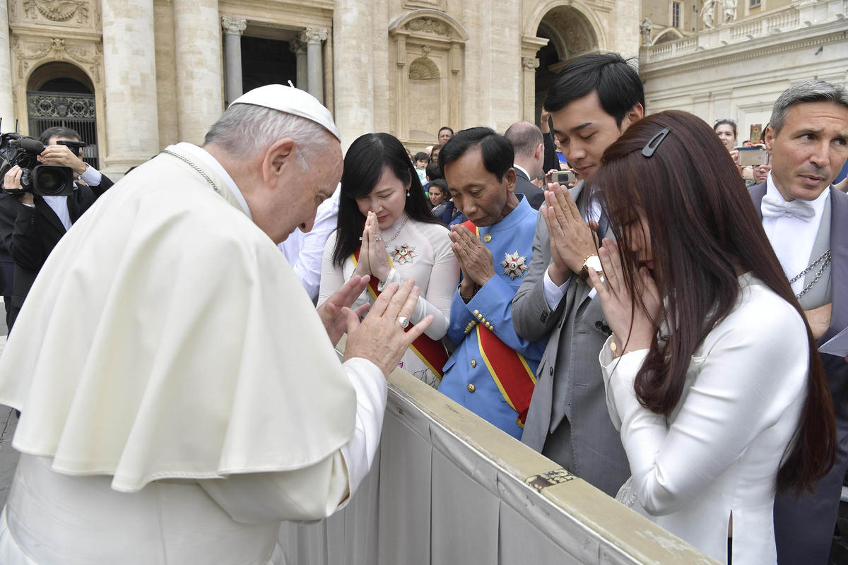 Giáo hoàng Francis đọc kinh cầu nguyện cho Hiệp sĩ Đại thánh giá Lê Đức Thịnh, Hiệp sĩ Đại Thánh giá Phu nhân Nguyễn Thị Kim Yến và gia đình tại Quảng trường Thánh Phêrô, Roma, Italia, năm 2018. Ảnh: NVCC