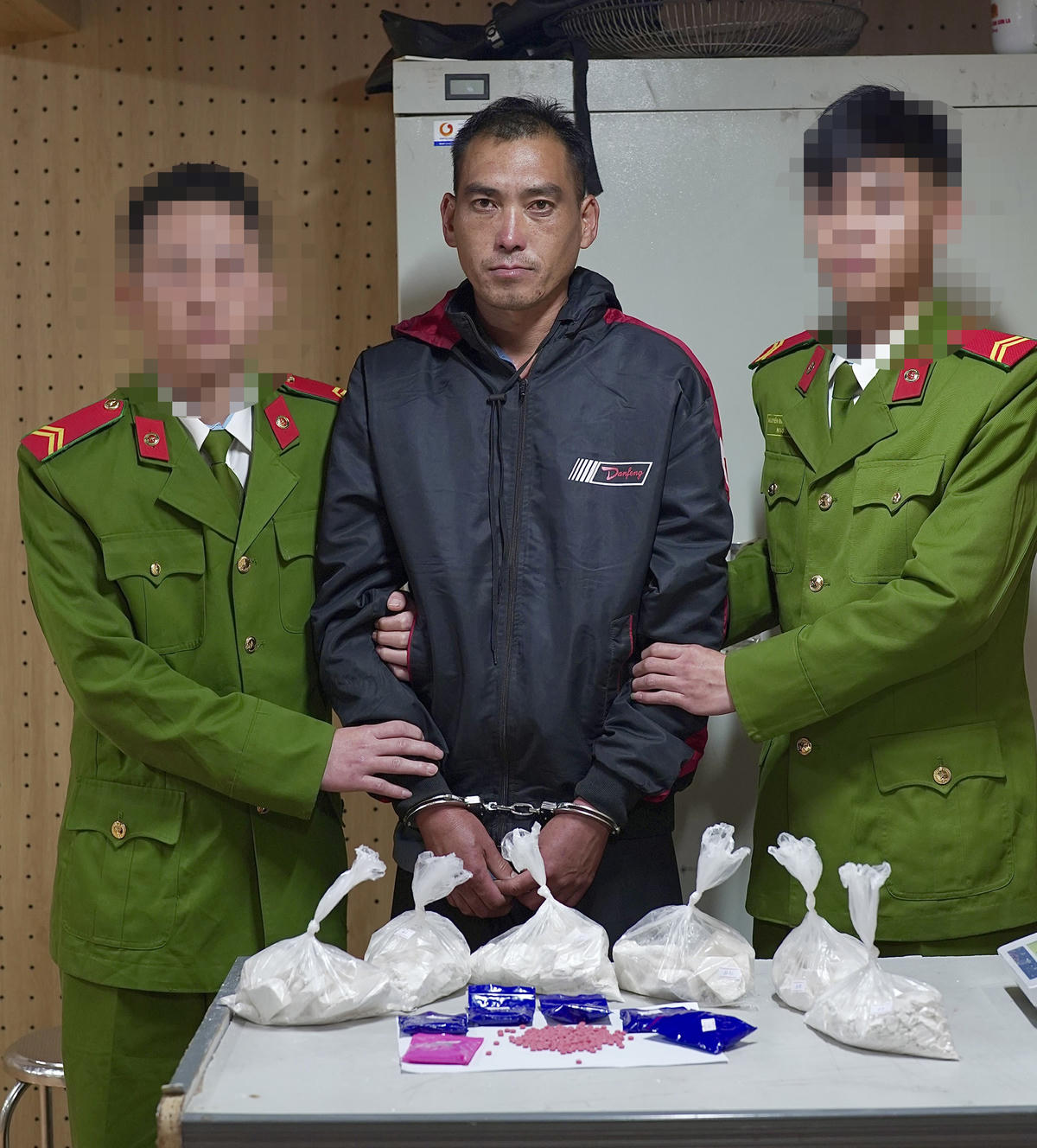 Đối tượng Vàng A Ly và tang vật tại cơ quan điều tra. Ảnh: Cao Thiên - Trung Hiếu.