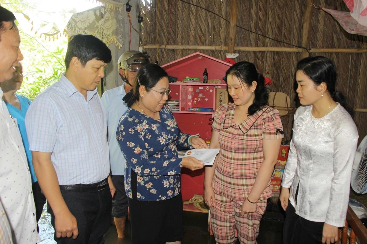 Bà Hồ Thị Cẩm Đào - Phó Bí thư Thành ủy, Chủ tịch Ủy ban MTTQ Việt Nam TP Cần Thơ (thứ 3 từ phải qua) hỗ trợ hộ dân ở phường Long Mỹ bị ảnh hưởng do triều cường. (ảnh: MTTQ).