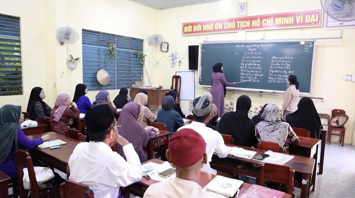 Chương trình Mục tiêu quốc gia phát triển kinh tế - xã hội vùng đồng bào dân tộc thiểu số và miền núi giai đoạn 2021 – 2030 xác định mục tiêu nâng cao nhận thức, trách nhiệm về công tác xoá mù chữ. Ảnh: MOET