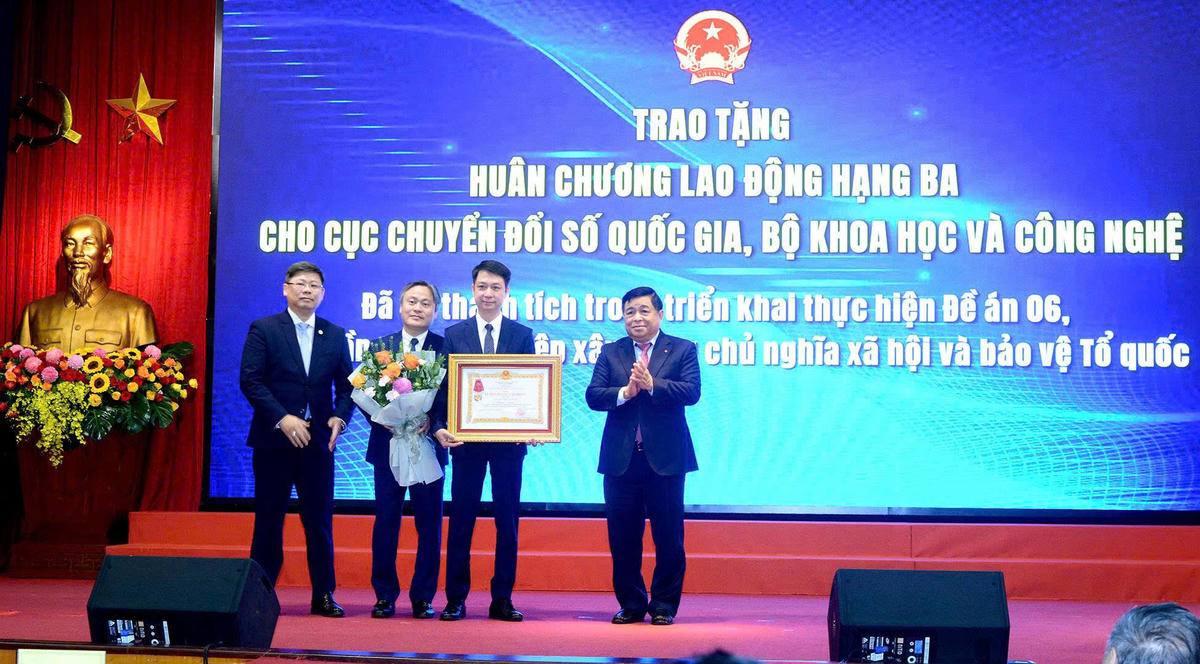 Phó Thủ tướng Nguyễn Chí Dũng trao Huân chương Lao động hạng 3 cho Cục Chuyển đổi số quốc gia, Bộ KHCN.